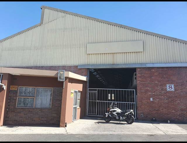 1,600M² FACTORY TO LET IN TRIANGLE FARM